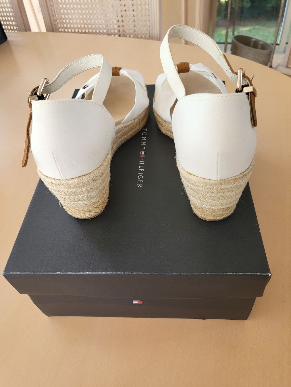 Tommy Hilfiger Scarpe da donna: Sandales compensées Tommy Hilfiger, blanches, été, taille 39 – Nuovo (secondo la descrizione) da Veyrier venduto da sfr_hr8d 2