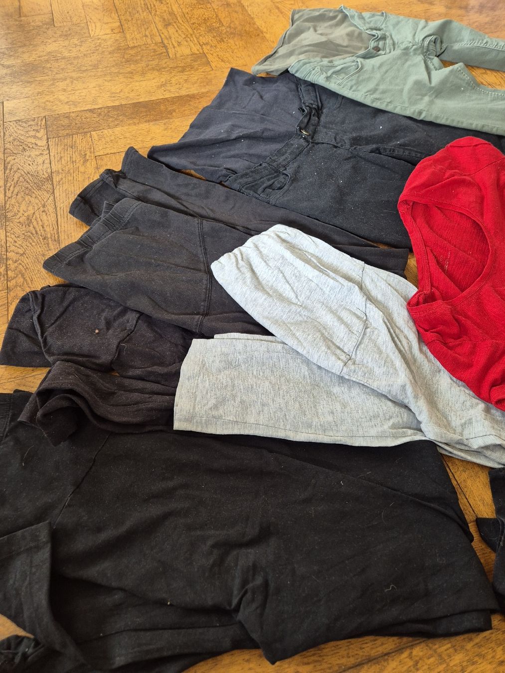 Lotti di vestiti: Lot vêtements grossesse, taille S/M – Usato da Yverdon-les-Bains venduto da somiou 1