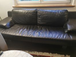 2 schwarze Ledersofas