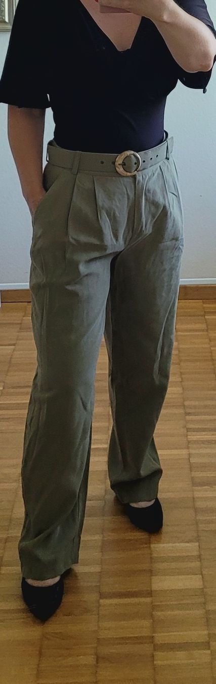Pantalons: Rinascimento Khaki Stoffhose Gr.S mit Gürtel, – D'occasion à Emmenbrücke par gatasalvache
