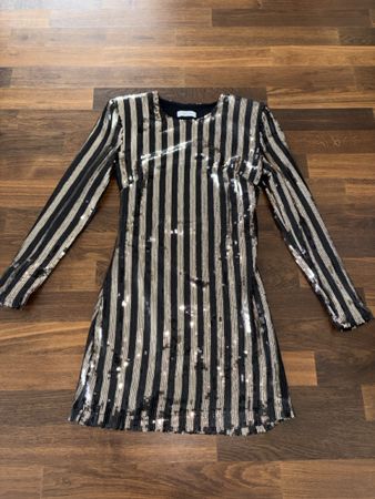 Glitzerndes Minikleid mit Streifen - Perfekt für die Party