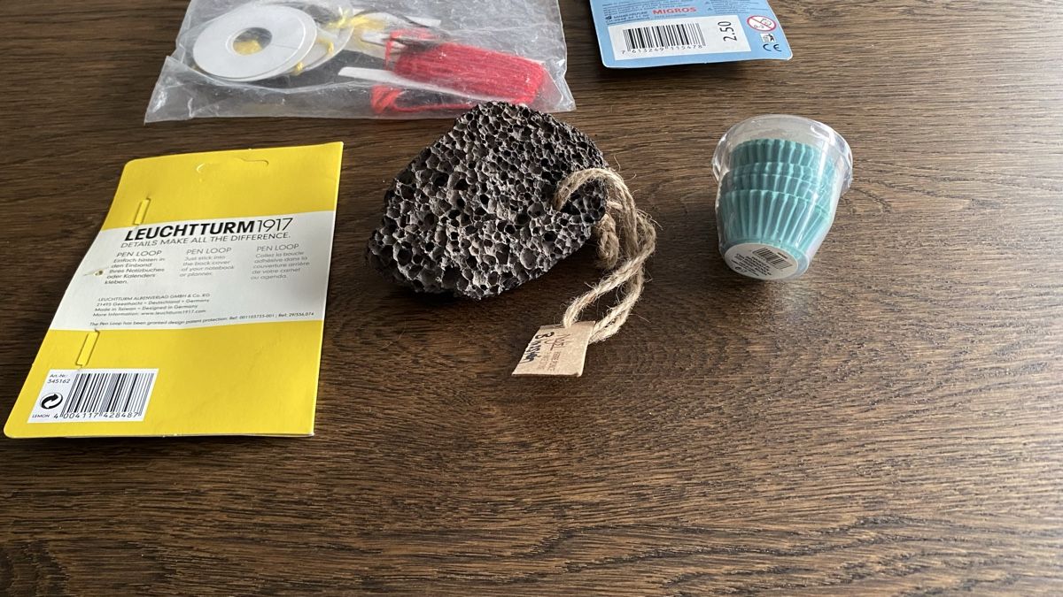 Migros Tutte le decorazioni: Diverse Artikel: Kompass, Bimsstein, Pompon, Pralineform  – Usato da Hochwald venduto da _biene_ 9