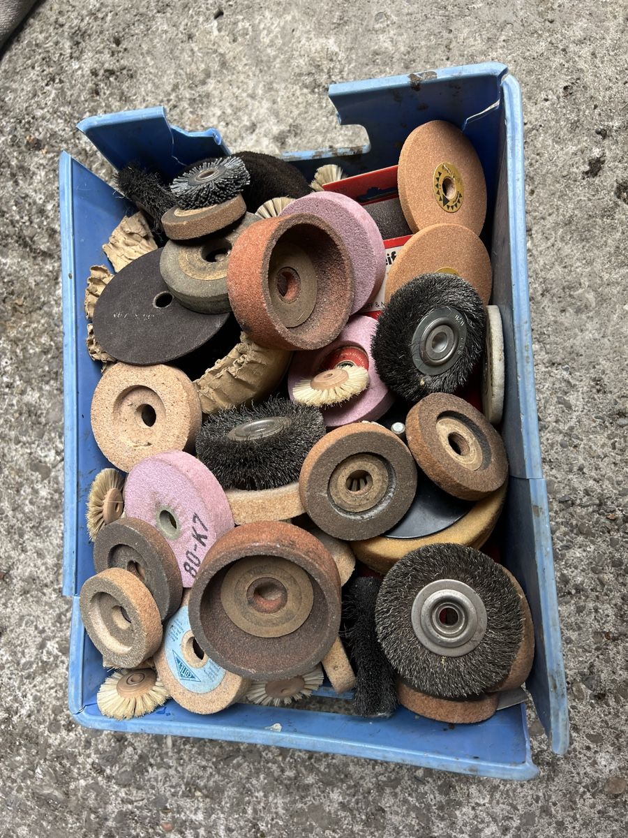 Smerigliatrici & Lucidatrici: Riesenlot Schleifscheiben in Box – Usato da Neuenhof venduto da Willi111 2