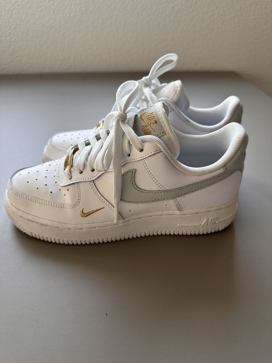 Nike Chaussures femmes: WMNS Air Force 1 beige,weiss Gr.36.5 – D'occasion à Hombrechtikon par carnoz