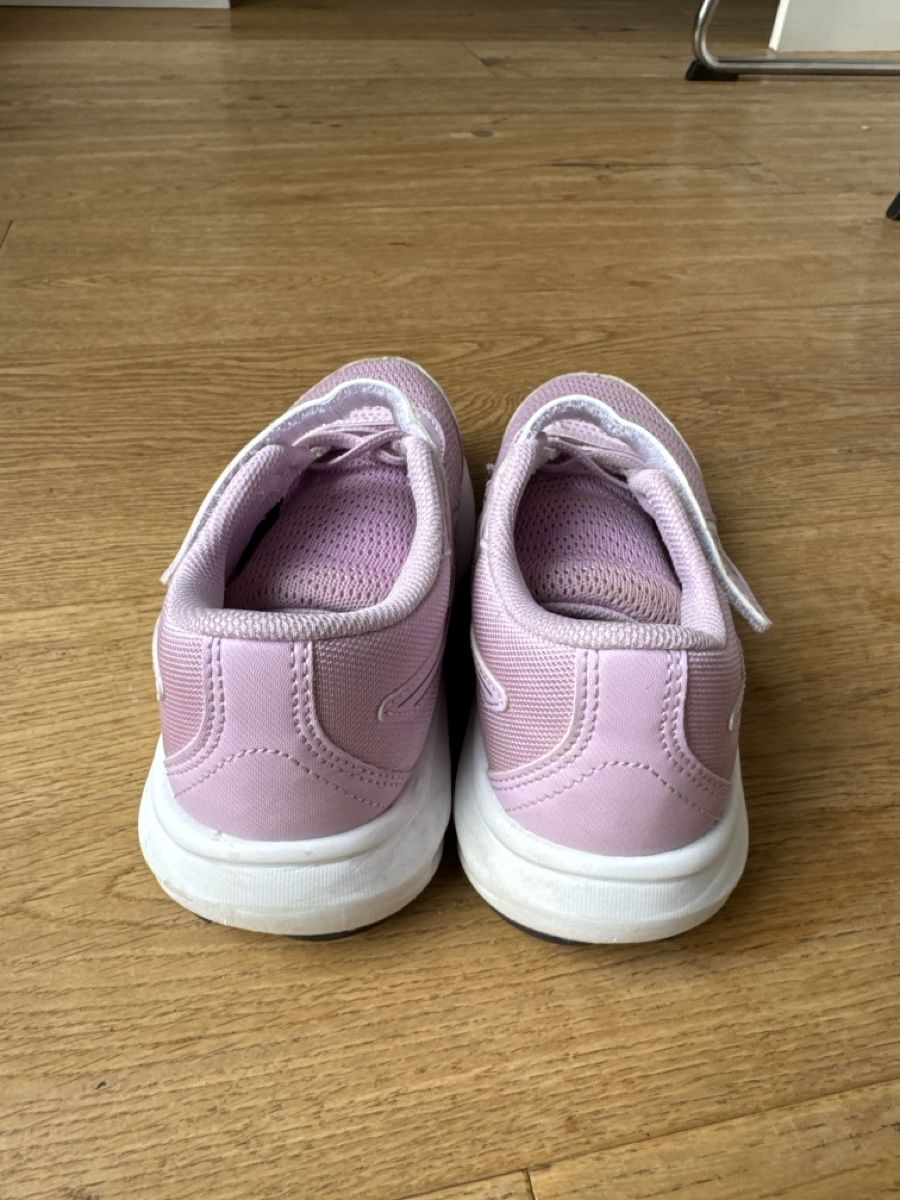 Asics Schuhe für Mädchen: Laufschuhe Asics Gr.31 – Gebraucht aus Bettwil von Peppine 2