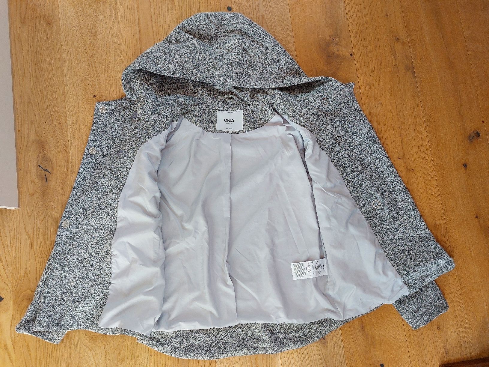 Only Giacche: Leichte Jacke von Only mit Kapuze, Gr. S – Usato da Thun venduto da tin_5pm6 1