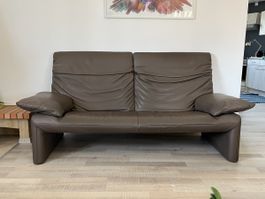 Canapé taupe en cuir 