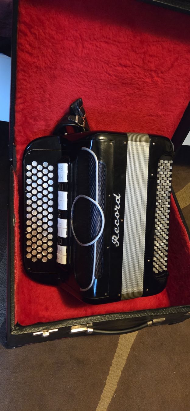 Record Strumenti musicali: Accordéon Record  c/griff 4 voix – Usato da Penthalaz venduto da EvandroLuz 6