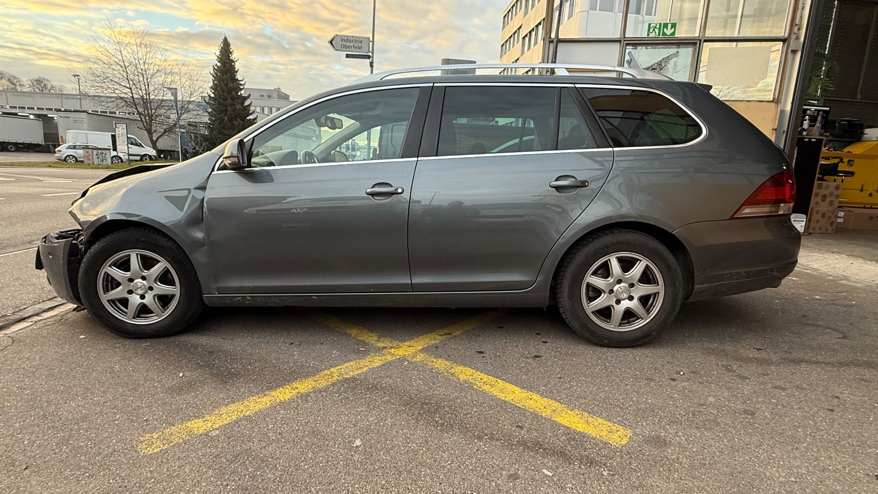 VW Automobili: VW Golf 6 variant Unfall motor läuft – Usato da Glattbrugg venduto da BlitzSale