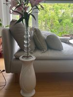 Weisse Keramik Amphore für Pflanzen Bücher Lampe