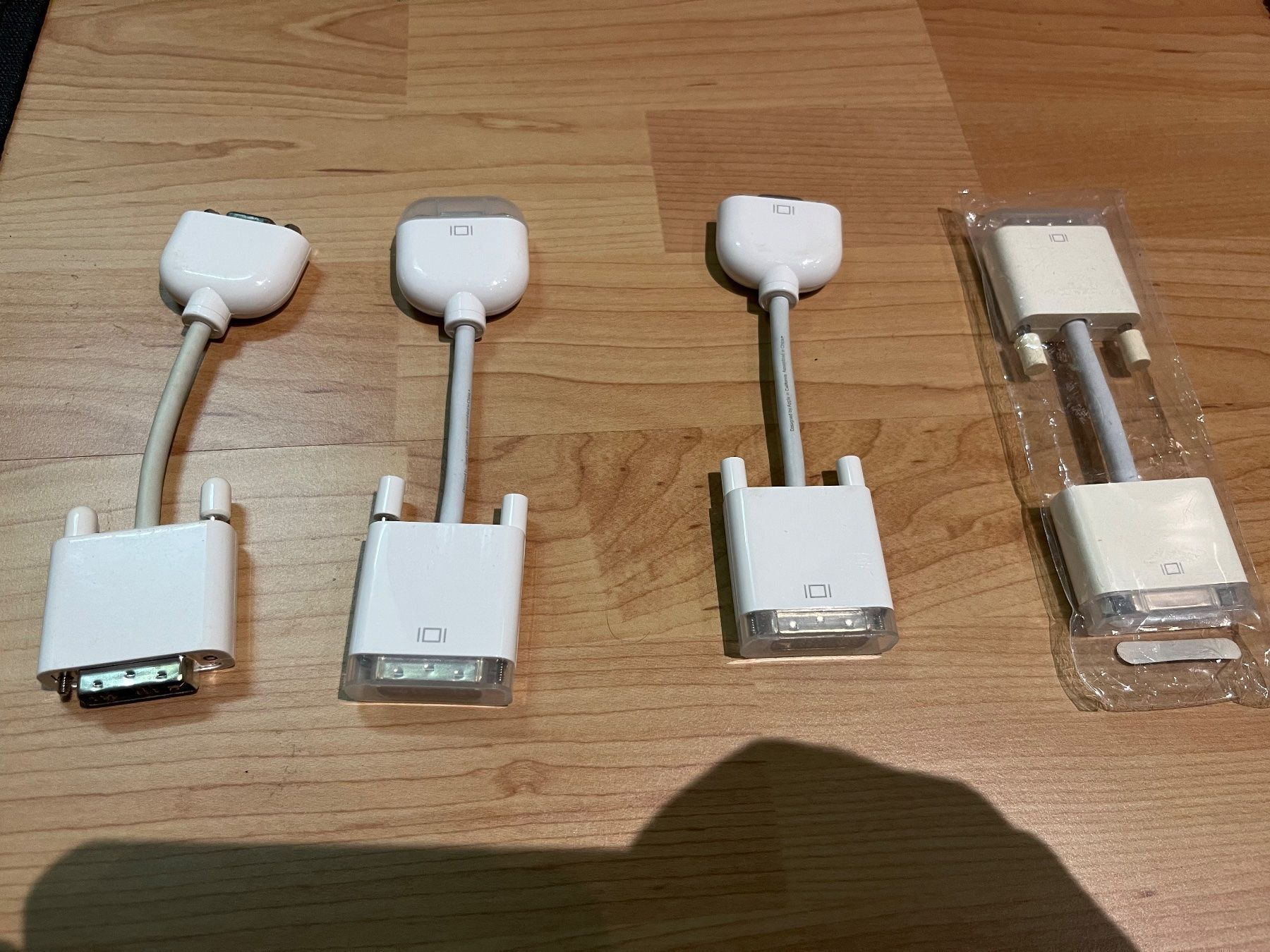 Apple Unità & Adattatore: Apple DVI-VGA Adapter Set 4 Stk – Usato da Frauenfeld venduto da macshoop