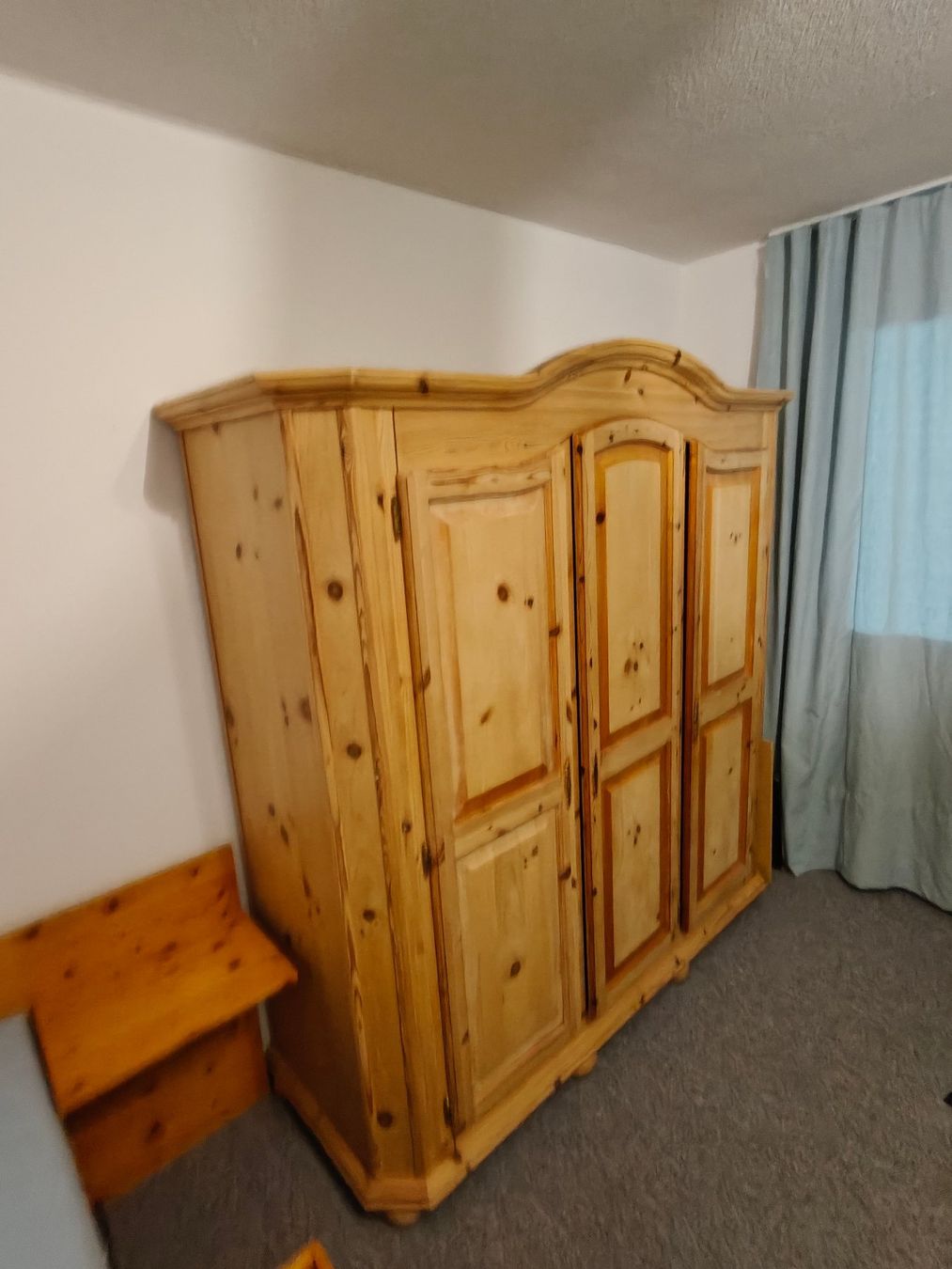 Armadi: Holzschrank – Usato da Hildisrieden venduto da Sturmflutkino