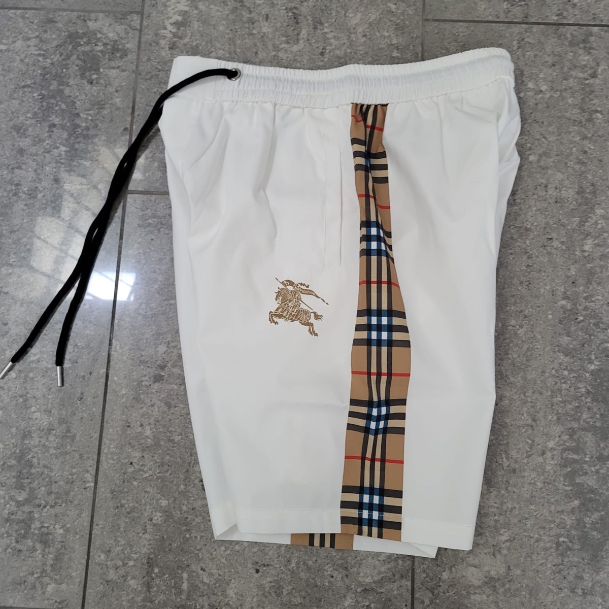 Burberry Pantalons: Burberry shorts – Neuf (Voir description) à Allschwil par lor_6cgq 1