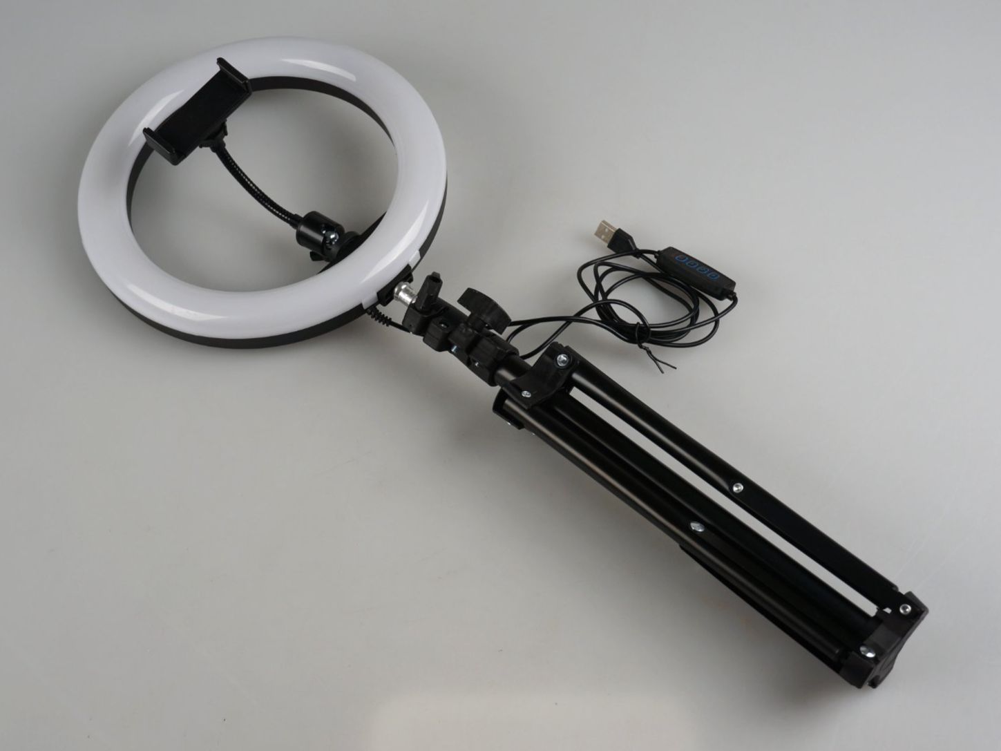 Lampen: LED Ringlicht mit Stativ – Gebraucht aus Rüti ZH von Restwert_Rueti_ZH 1