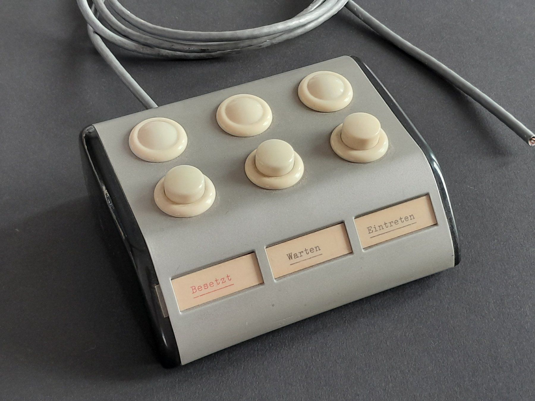 Componenti elettronici: Historisches Bedienfeld mit drei Tastern – Usato da Zürich venduto da raphahello