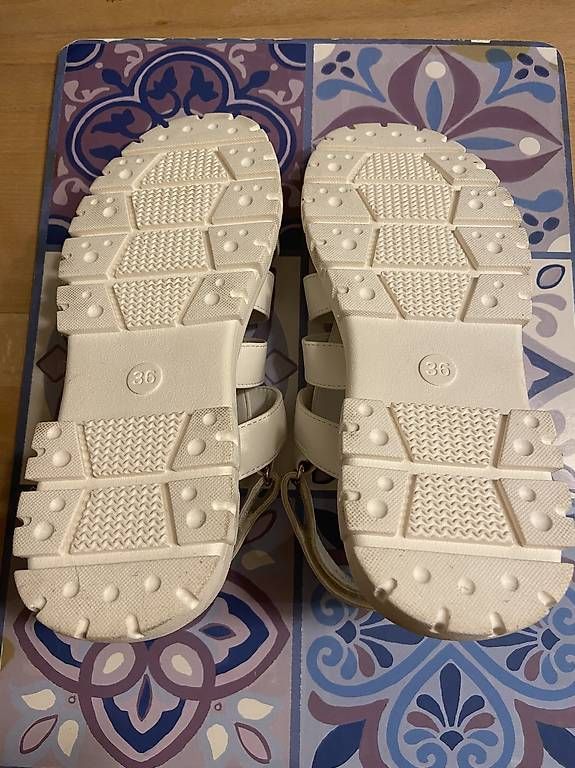 Damenschuhe: Weisse hübsche Sandalen für 9.- – Gebraucht aus Buchs SG von sil_fy8q 1
