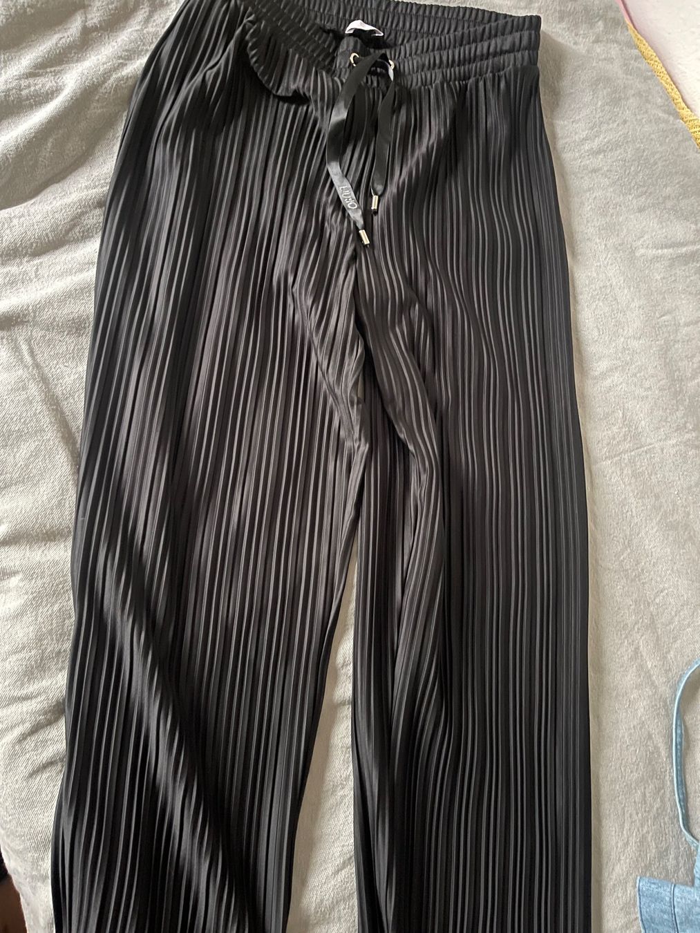Pantaloni: Liu Jo – Nuovo (secondo la descrizione) da Hinterkappelen venduto da simona67