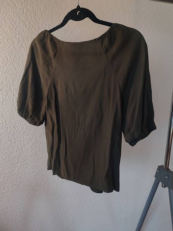 Blusen: Chemisier manches courtes kaki taille S – Gebraucht aus Fribourg von cou_v62j 1
