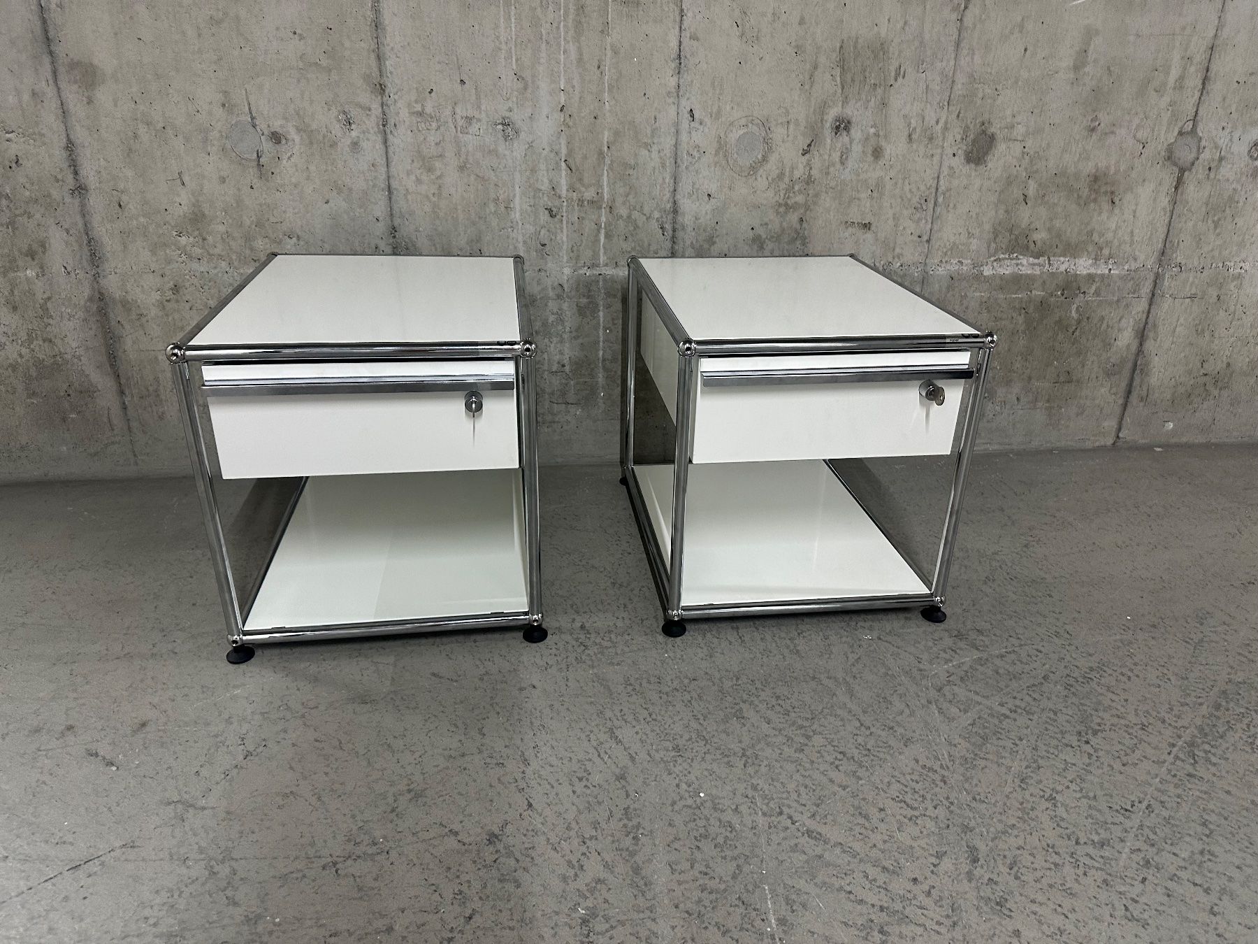 USM Comodini: Original 2 x USM Haller Nachttisch  in Weiss – Usato da Pfaffhausen venduto da only.lux