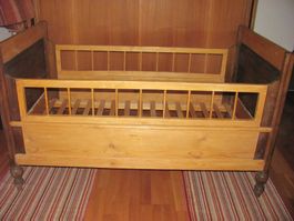 Altes Kinderbettli aus Tannenholz, hell- und dunkelbraun