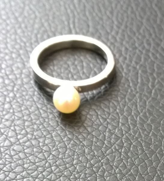 Anelli: ZARTER RING MIT PERLE IN 925 SILBER – Usato da Romanshorn venduto da BoutiqueA 1