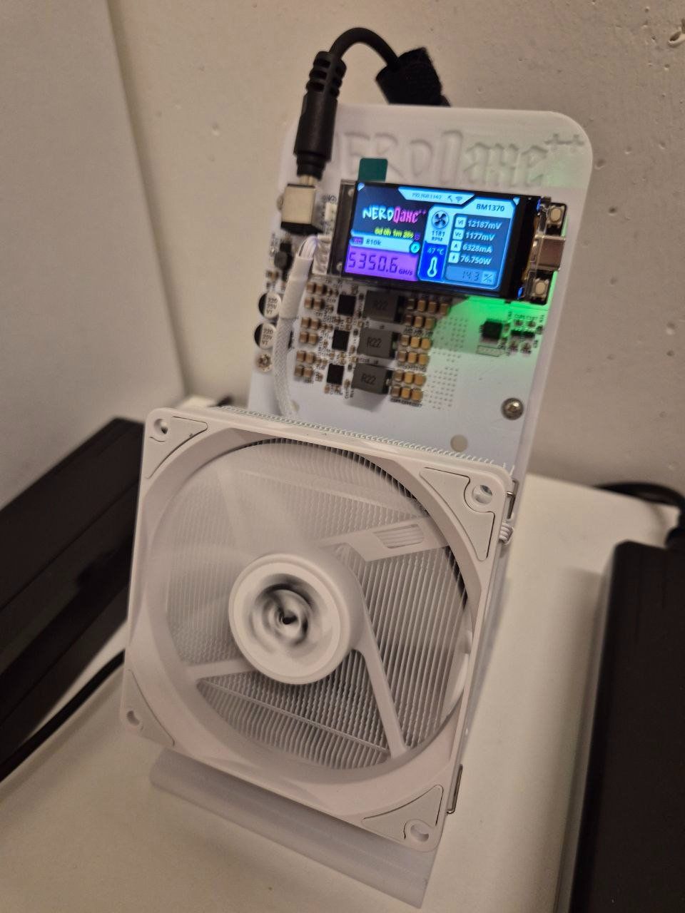 Coin Miner: Neuwertiger Bitcoin Solo ASIC Miner Mining Rig Nerdqaxe++ – Usato da Dübendorf venduto da Alessandro-DG 1