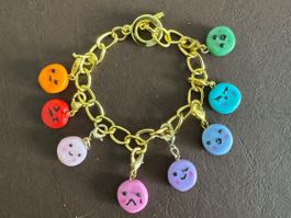 Goldfarbenes Armband mit bunten Charms - Handgemacht!