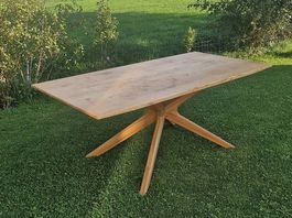 Grosser Holztisch / Esstisch mit schönem Zentralgestell