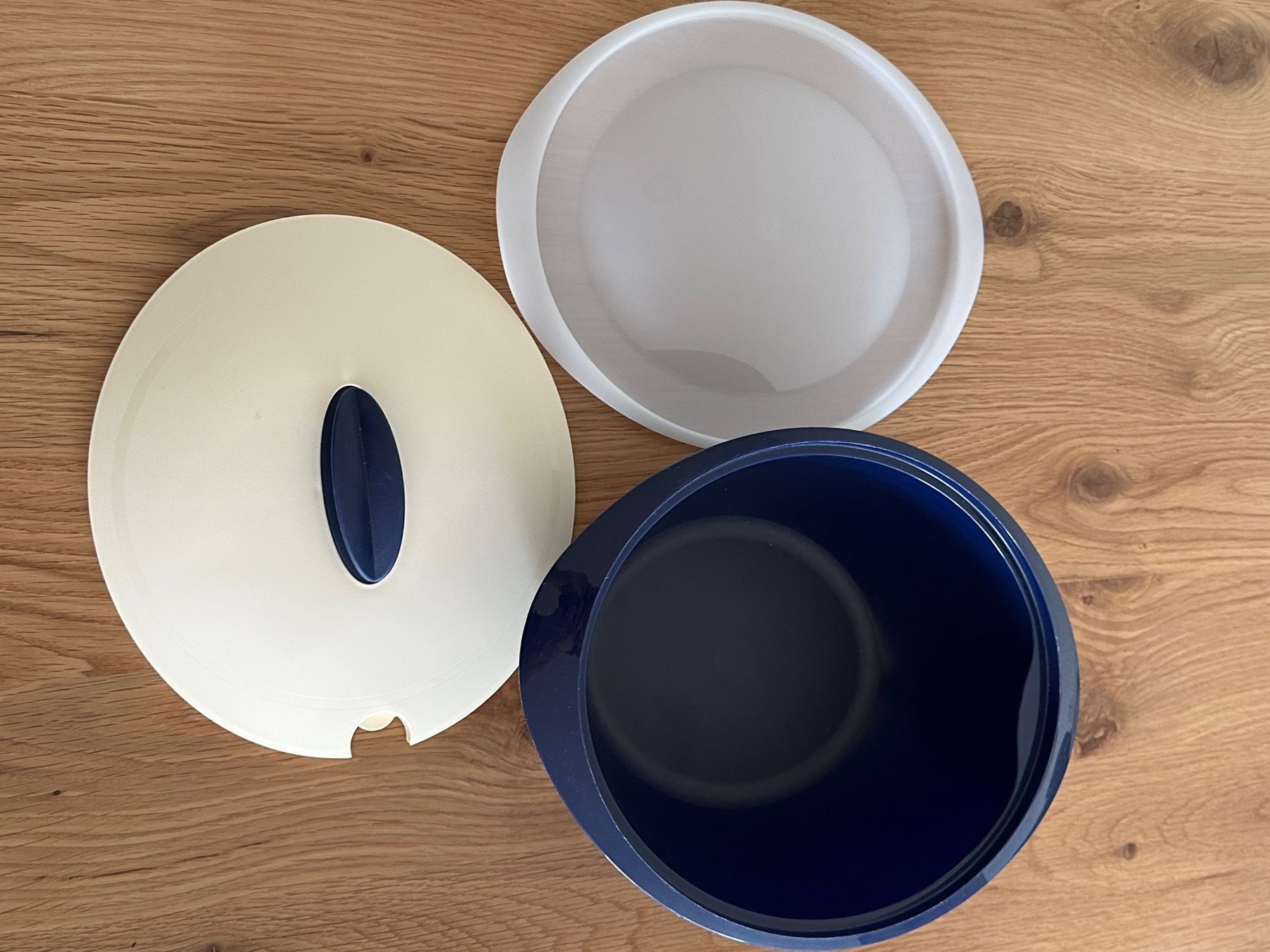 Schalen: Original Tupperware-Schüssel mit Deckel – Dunkelblau/Cremewe – Neu (gemäss Beschreibung) aus Weinfelden von Automediator 1