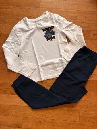 Schönes Monster Truck Pyjama Gr. 128, Neu