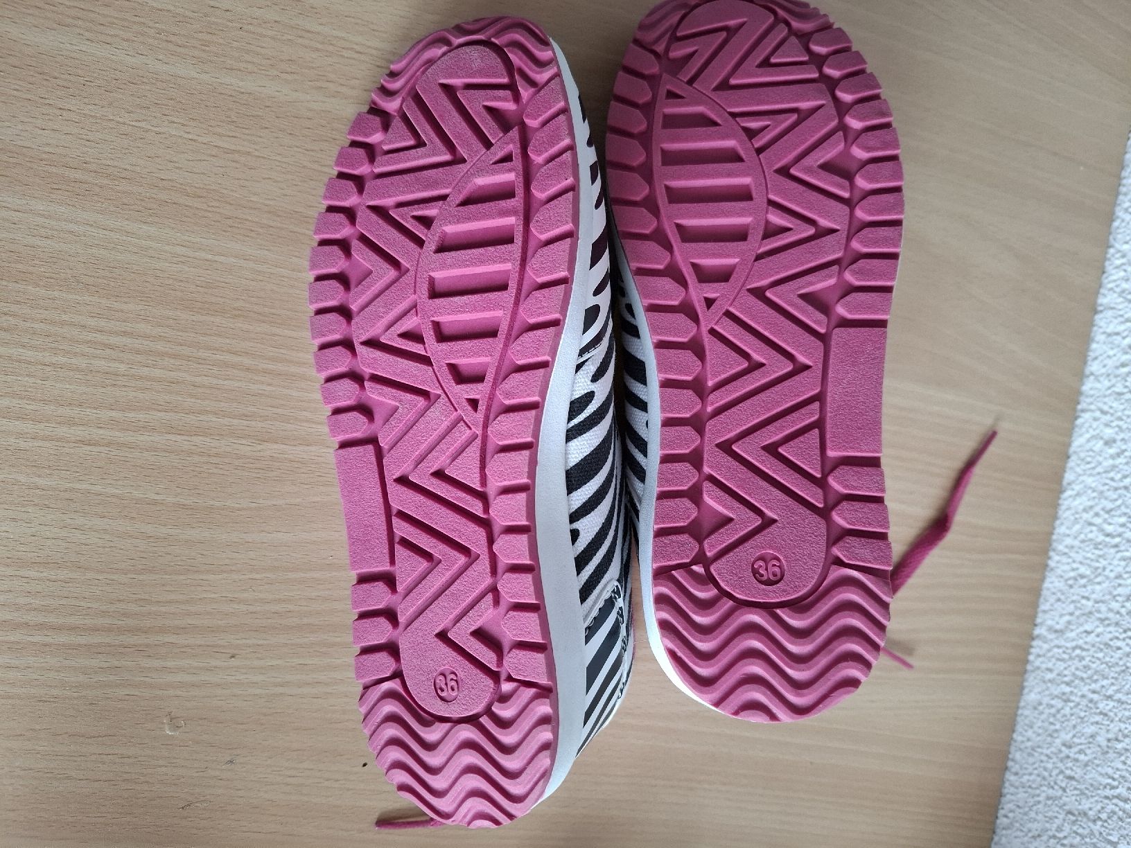Schuhe für Mädchen: Sneakers gestreift  Gr. 36  NEU – Neu (gemäss Beschreibung) aus Roggwil BE von Konda 2