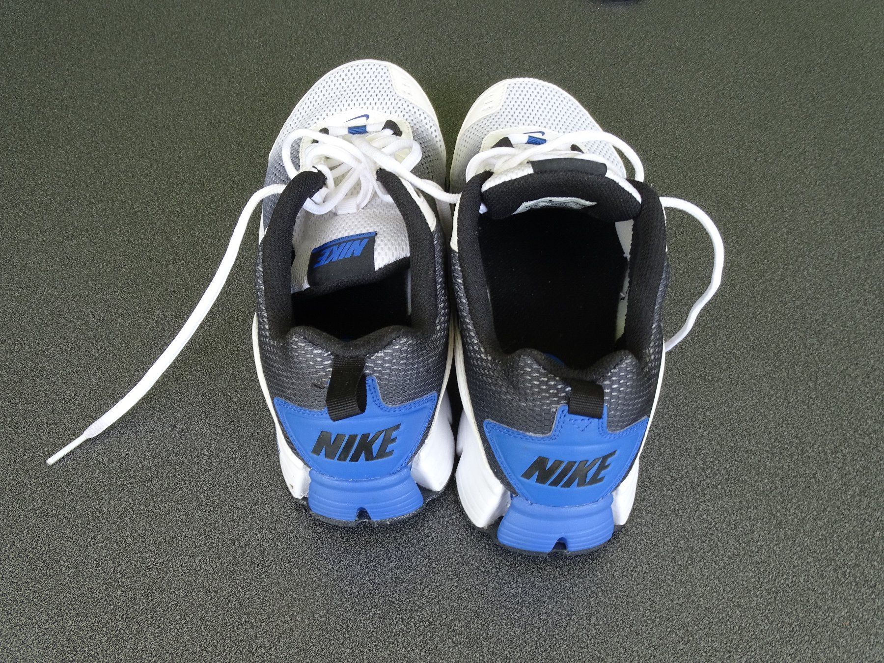 Nike Herrenschuhe: Sneakers von NIKE, zweifarbig – Gebraucht aus Grenchen von olma01