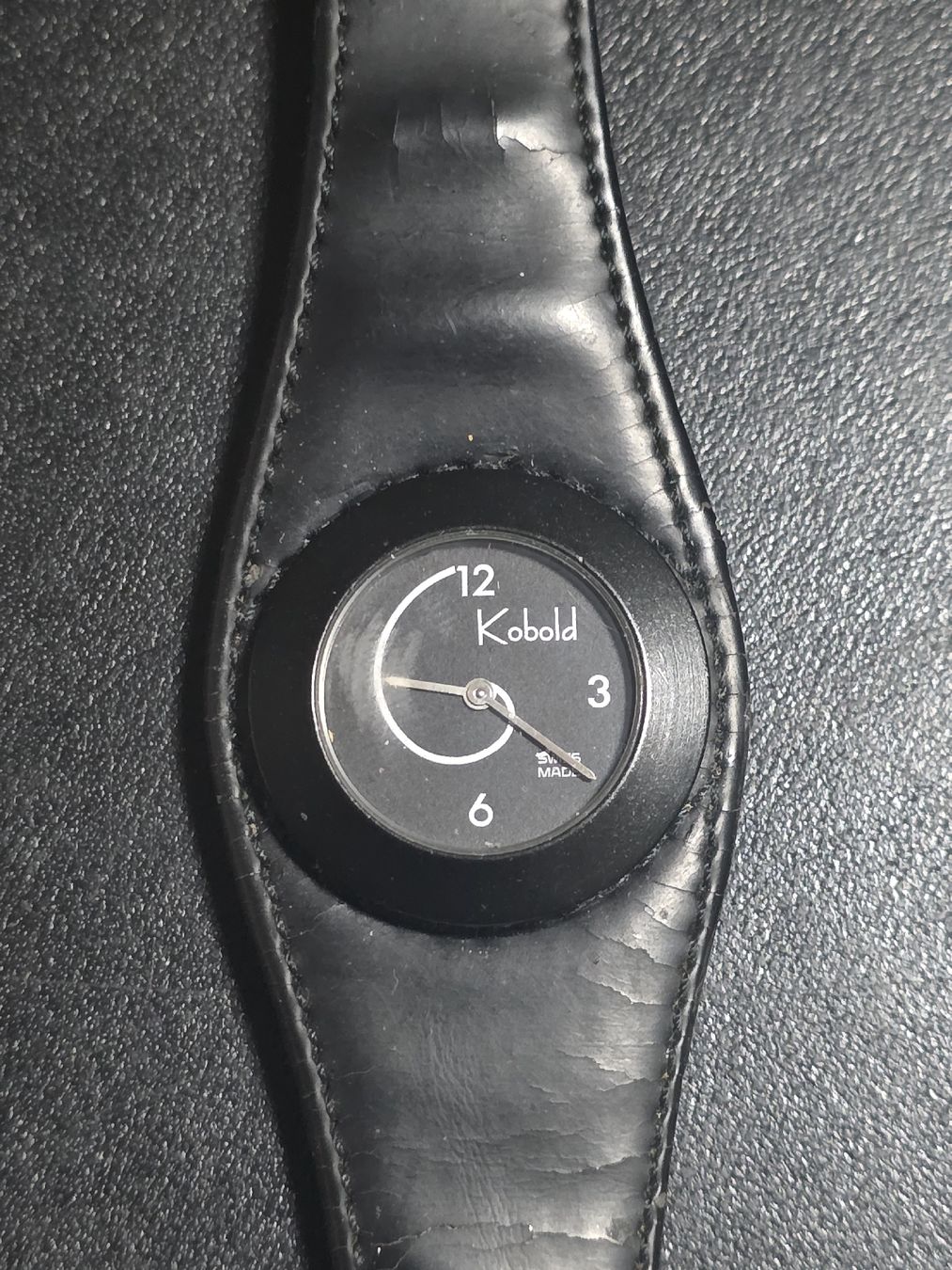 Orologi: Montre Kobold, cuir noir, cadran noir. – Difettoso da La Chaux-de-Fonds venduto da mem_l6xm 1