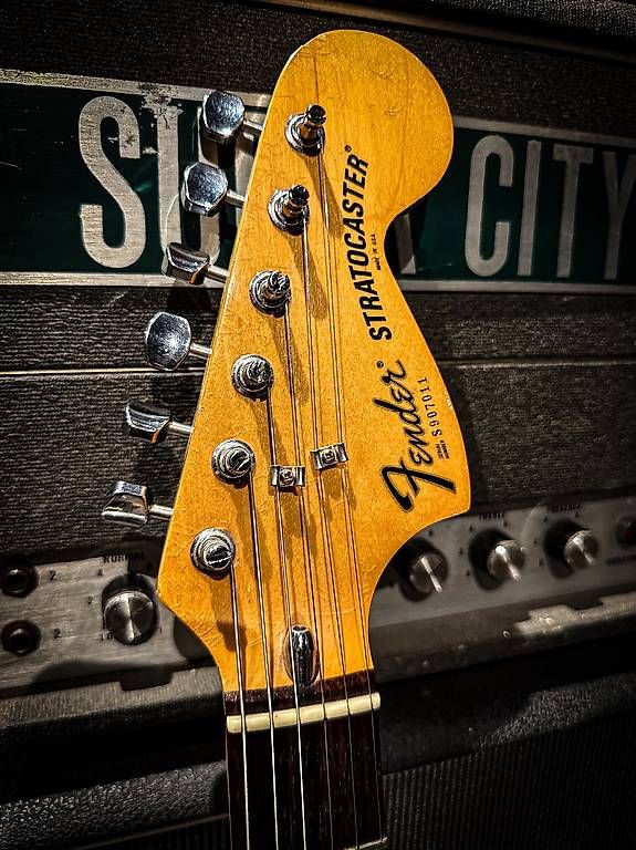 Fender Strumenti musicali: Fender Stratocaster 1979 wine red – Usato da Montreux venduto da Alligator-AMPS 8