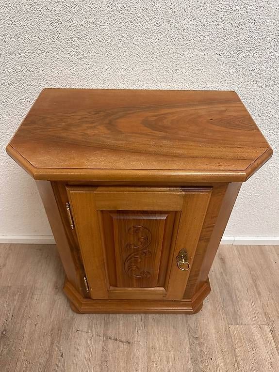 Nachttische: Vintage Barock Ecktischchen Nussbaum Fässler – Gebraucht aus Obernau von Arche_Noah_Brocki