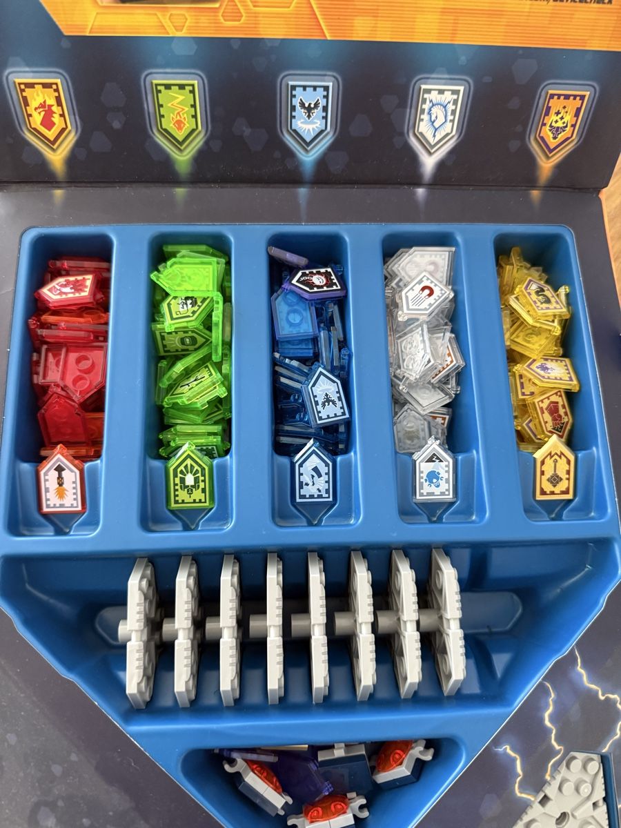 Lego Giocattoli: Lego Nexo Knights Schilder Sammlung mit Buch  – Usato da Zürich venduto da JBZH 1