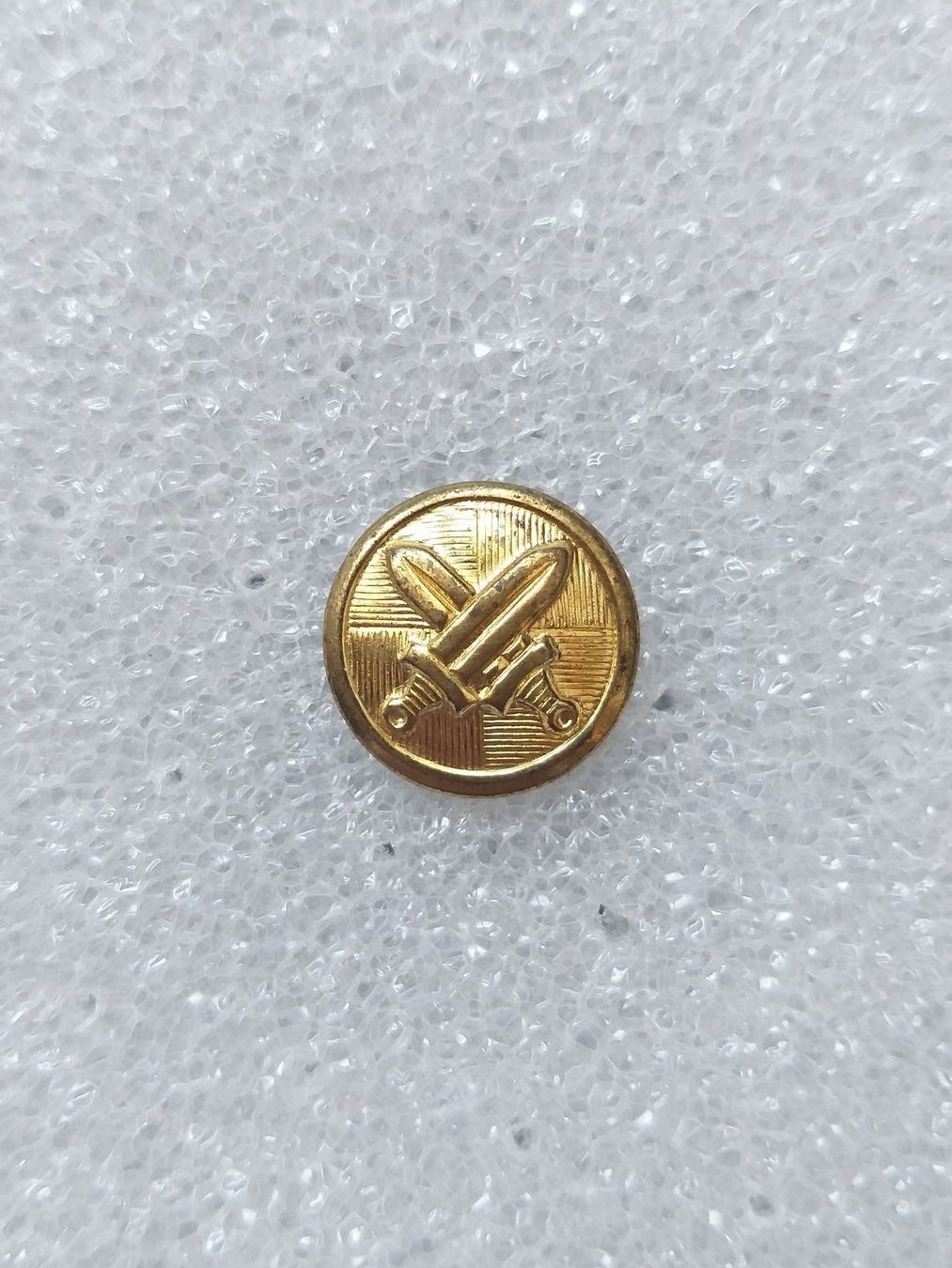 Attrezzatura & Pezzi di ricambio: Uniformknopf 15 mm Tschechoslowakei Gold – Usato da Bauma venduto da SwissMilitaria