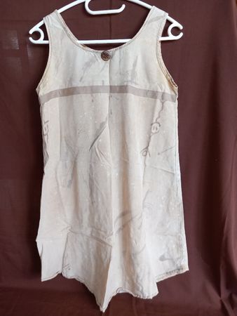 Robe débardeur beige à bouton décoratif