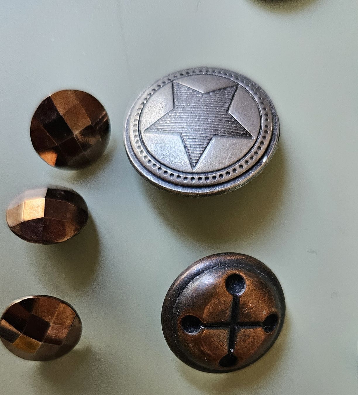 Bottoni: lot 24 boutons divers – Usato da Carouge GE venduto da Lea000 1