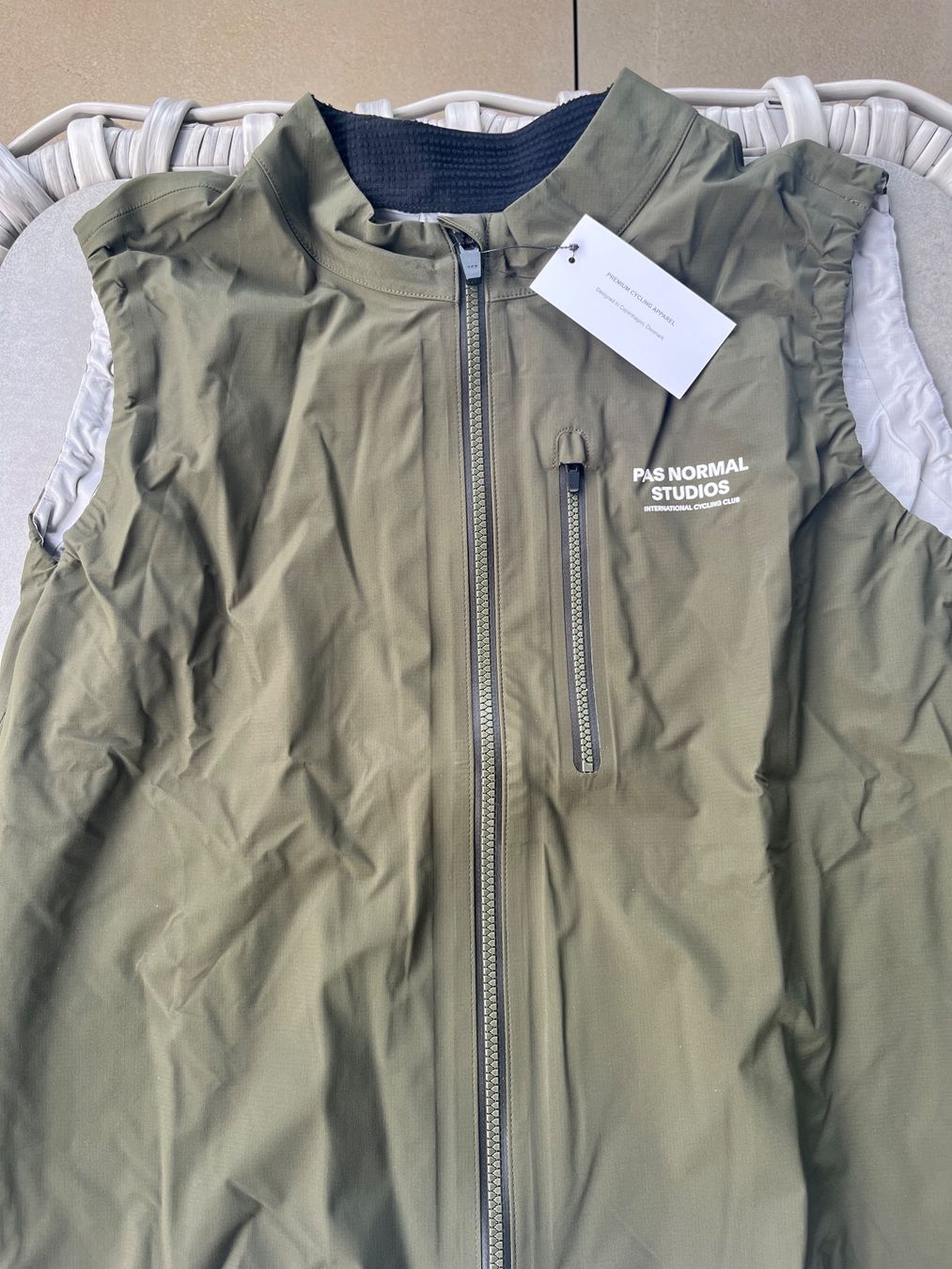 Pas Normal Studios Gilet & Giacche: Pas Normal Studios Herren Essential Shield Weste Oliv XXL – Nuovo e nell'imballaggio originale da Arbon venduto da Lakatusch 4
