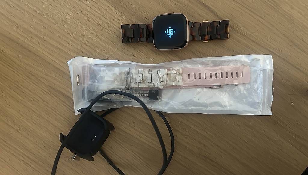 Smartwatch: Fitbit Versa 2 40mm zu verkaufen – Usato da Emmenbrücke venduto da Pxcxr