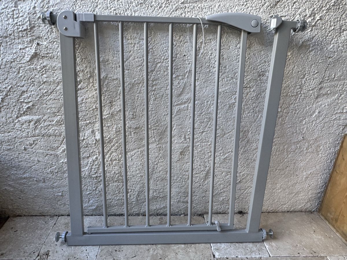 Sicherheit: Schutzgitter Basis Grau 74x5.5x81.5 cm neu – Gebraucht aus Maisprach von ch.belk