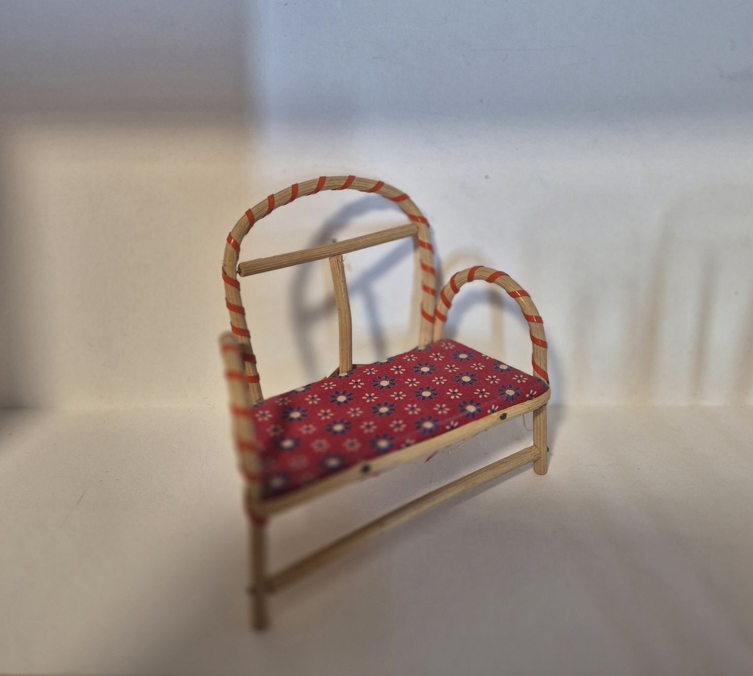 Case e mobili per bambole: Puppenstubenmöbel Set 3-teilig Rattan rot gemustert. – Usato da Thörishaus venduto da AdriS-8_sammelsurium 2