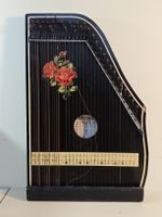 Gitarren-Zither mit Rosen-Motiv defekt. (nov506)
