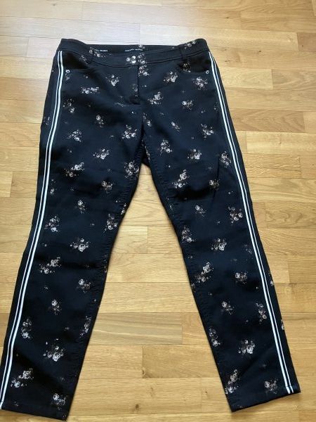 Marc Cain Hosen: Marc Cain Hose mit Blumen, Grösse N6, 42 – Gebraucht aus Märwil von Yvonne034