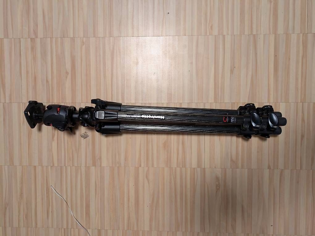 Manfrotto Treppiedi & Teste: Manfrotto Carbon Stativ mit Kopf – Usato da Abtwil SG venduto da mainconcept