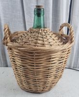 Schöne alte dekorative Korbflasche