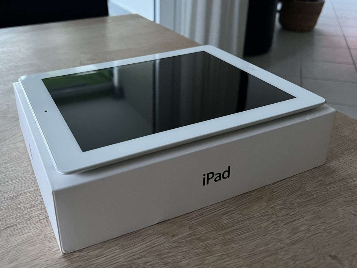 Apple Tablet PC: Apple iPad 4. Generation Wi-Fi 64 GB Weiss – Usato da Beromünster venduto da rin10