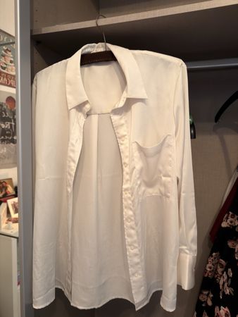Weisse dünne Blouse Gr.L aber klein geschnitten eher M