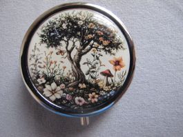 Neuwertiges Pillendösli mit Baum-Motiv, Durchmesser 5cm